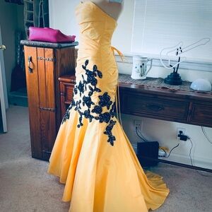 Night moves Y2k Mermaid Silhouette Sequin prom dress Yellow With Black Beadwork